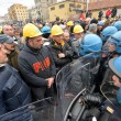 Ilva, ancora proteste a Genova: blindati fermano corteo9