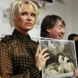 Pamela Anderson contro foie gras produttori protestano