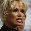 Pamela Anderson contro foie gras produttori protestano7