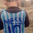 Messi realizza il sogno di Murtaza: maglietta per il bimbo afghano 01