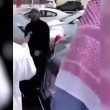 Arabia Saudita, polizia getta a terra ragazza 2