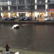 Auto va sott'acqua mamma e figlio salvi per miracolo5