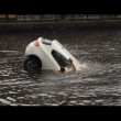 Auto va sott'acqua mamma e figlio salvi per miracolo4
