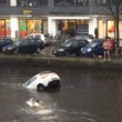 Auto va sott'acqua mamma e figlio salvi per miracolo12