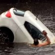 Auto va sott'acqua mamma e figlio salvi per miracolo11