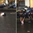 Auto va sott'acqua mamma e figlio salvi per miracolo9