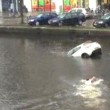 Auto va sott'acqua mamma e figlio salvi per miracolo