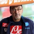 "Le pressioni saranno tutte sul Napoli perché ha investito tanto e dunque ha il dovere di vincere il campionato e andare sempre in Champions, come pure la Roma e le altre big. Per la Fiorentina essere lassù è una grande opportunità che ha saputo costruirsi con il lavoro e il coraggio. Ecco perché ci crediamo e la pressione per noi è solo positiva". Paulo Sousa introduce così alla sfida in un Franchi blindato, con 35.000 spettatori di cui oltre duemila partenopei. Reduci entrambe dall'uscita dall'Europa League, a Fiorentina e Napoli pur da prospettive diverse, è rimasto solo l'obiettivo del campionato. Per i viola si chiama terzo posto e intendono difenderlo fino all'ultimo anche se sarà dura: "finora però ci siamo riusciti e in questi giorni abbiamo la possibilità di consolidare la nostra classifica e le nostre ambizioni", dice il tecnico portoghese che dopo Sarri ("collega davvero bravo") affronterà venerdì all'Olimpico Spalletti: "Ho già parlato delle problematiche del calendario per la Fiorentina e comunque il nostro campionato non finisce con queste due gare. Certo la Roma avrà due giorni in più di riposo - sottolinea Sousa con un sorriso amaro -, magari però questo la renderà più nervosa". Poi un invito alla propria squadra: "Dopo la sconfitta col Tottenham dobbiamo reagire con l'entusiasmo e la fiducia di sempre anche perché fin qui abbiamo dimostrato di meritare questa posizione e non intendiamo più nasconderci. Sarà una settimana bellissima". Con il Napoli, contro cui i viola hanno solo una volta negli ultimi 11 confronti, s'annuncia un esame-verità: "dal punto di vista emozionale sarà una partita straordinaria - dice -. I nostri avversari hanno avuto un piccolo calo a livello di risultati ma non di prestazioni. Spero la Fiorentina ripeta la prova dell'andata e interrompa il trend negativo col Napoli, per riuscirci dovremo creare più occasioni. Higuain il pericolo numero uno? Nel suo ruolo è tra i migliori al mondo ma niente marcatura specifica. Abbiamo le caratteristiche per mettere in difficoltà i partenopei". Nonostante le fatiche di coppa il tecnico vede che "la squadra sta bene, pure Borja Valero ha recuperato al meglio".