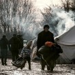 Profughi nel fango, combattono neve e gelo tra le baracche2