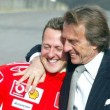 Un abbraccio tra Luca di Montezemolo e MIchael Schumacher (foto Ansa)