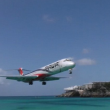 YOUTUBE Aereo atterra sfiorando teste turisti a St Marteen 6