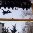 Si rompe cintura giostra: ragazzo precipita e muore