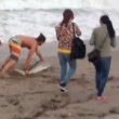 Squalo trascinato fuori dall'acqua per un selfie 2