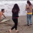Squalo trascinato fuori dall'acqua per un selfie