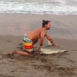 Squalo trascinato fuori dall'acqua per un selfie 9