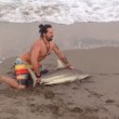 Squalo trascinato fuori dall'acqua per un selfie 6
