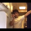 Star Bollywood canta in aereo: equipaggio sospeso