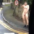 Uomo nudo in strada: indossa solo i calzini4