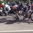 Vento soffia troppo forte: ciclisti cadono a terra