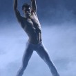 Sanremo 2016, Roberto Bolle balla i Queen sulle note di We will rock you01