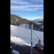 VIDEO Bloccati in seggiovia e...colpiti da cannone sparaneve