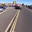 VIDEO Ciclista furioso contro donna in auto ma i commenti... 2
