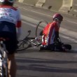 Ciclista Broeckx travolto da moto della diretta tv 4