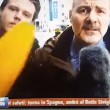 YouTube, il giornalista e il disturbatore con la banana