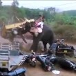 YOUTUBE India, elefante distrugge auto durante festa