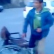 Finto invalido, VIDEO miracolo: giù da sedia a rotelle e...2