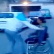 Finto invalido, VIDEO miracolo: giù da sedia a rotelle e...