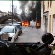 Fumo da cofano auto: donna scende e...scoppia incendio FOTO