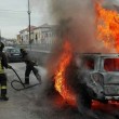 Fumo da cofano auto: donna scende e...scoppia incendio FOTO 4