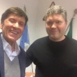 Gianni Morandi, vigili portano via macchina...lui sorride