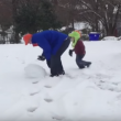 Papà mette ko figlio piccolo a palle di neve3