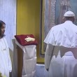 Papa Francesco stanco, si sbilancia e cade su sedia