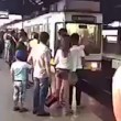 YOUTUBE Pene incastrato nelle porte della metro. Un pendolare sale su un vagone. Le porte si chiudono e resta incastrato con i genitali tra le due porte.2