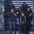 Sanremo, Lucio Dalla "canta" con gli Stadio10