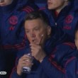 YOUTUBE Louis Van Gaal beve acqua dalla bottiglietta ma...4