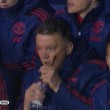 YOUTUBE Louis Van Gaal beve acqua dalla bottiglietta ma...3