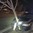 Viaggia in auto con albero da 5 metri nel cofano2