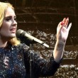 YOUTUBE Adele in concerto insulta terroristi Bruxelles 01