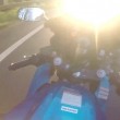 Accecato dal sole in moto, non vede l'auto3