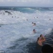 Australia, onda gigante travolge bagnanti6