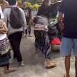 Bali, scippatore picchiato in strada dai passanti7