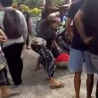Bali, scippatore picchiato in strada dai passanti6