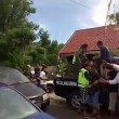 Bali, scippatore picchiato in strada dai passanti5