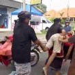 Bali, scippatore picchiato in strada dai passanti4