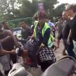 Bali, scippatore picchiato in strada dai passanti3