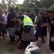 Bali, scippatore picchiato in strada dai passanti2